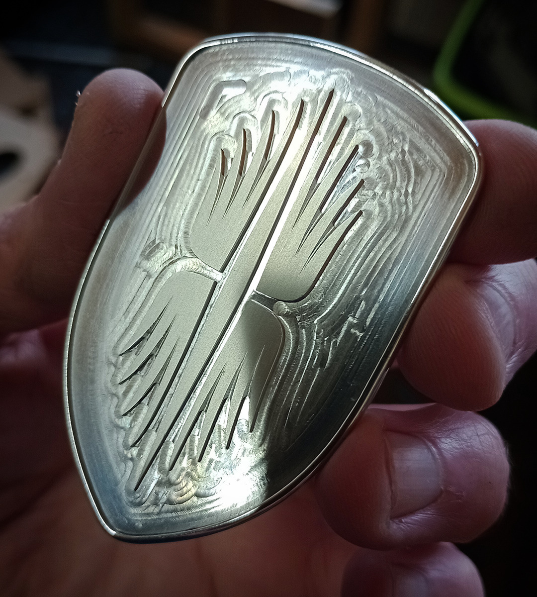 The keyfobs are in brass and the hood badge in aluminium and resin.