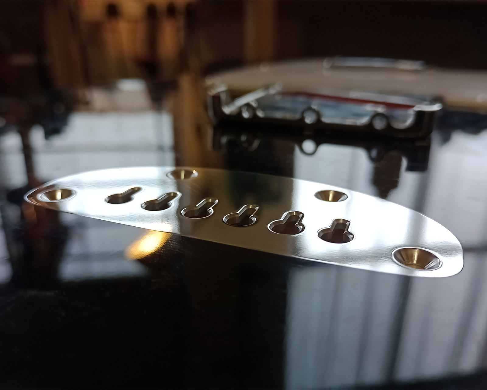 Flush mounted string anchor plate